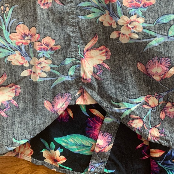Denim & Flower Short Sleeve Hawaiian Print Shirt Size Medium - Picture 8 of 8